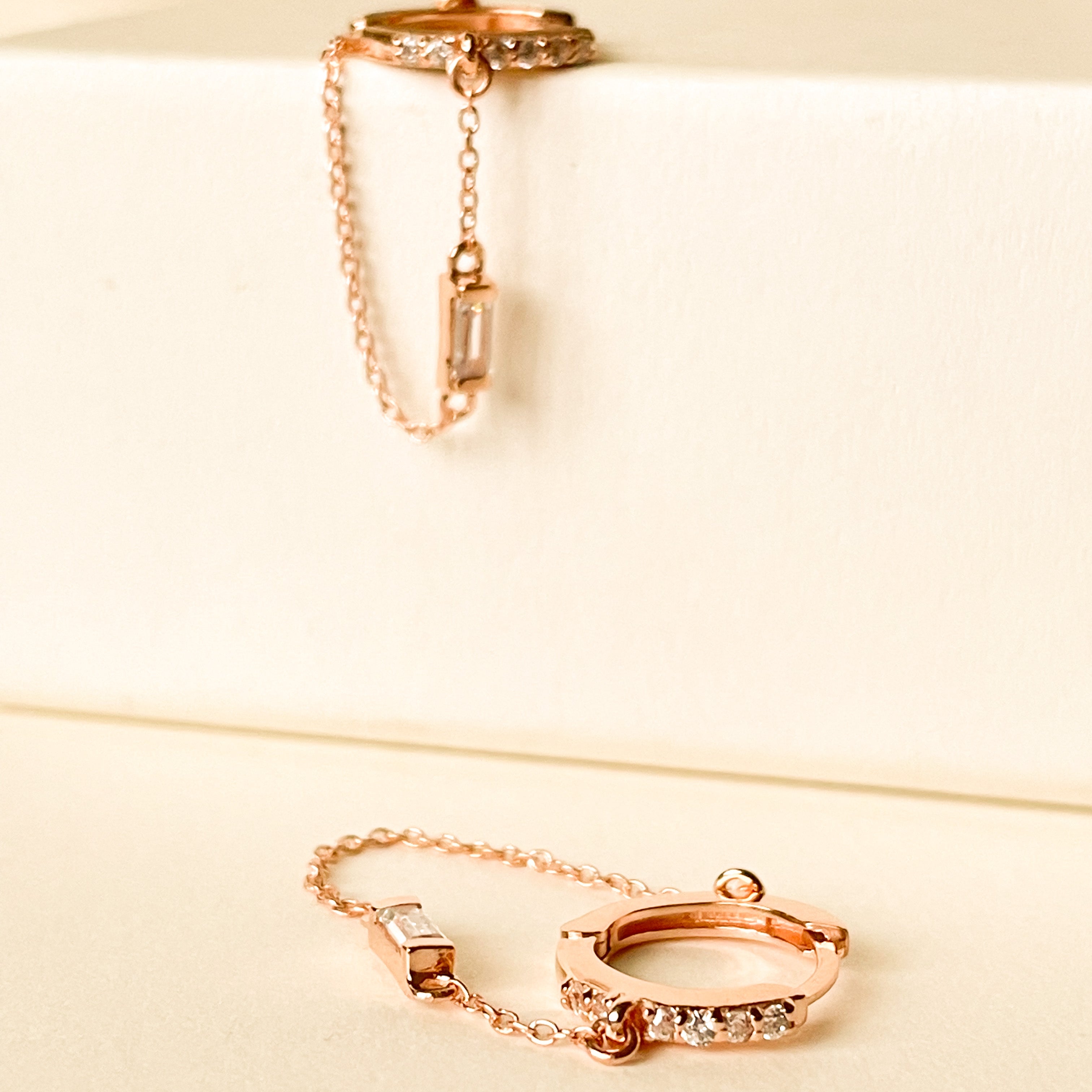 Statement Baguette Hoops with chain - Octonov